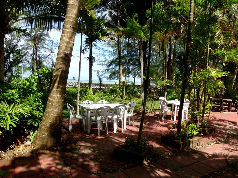 Tische vor dem Restaurant im Garten Resort Pakmeng