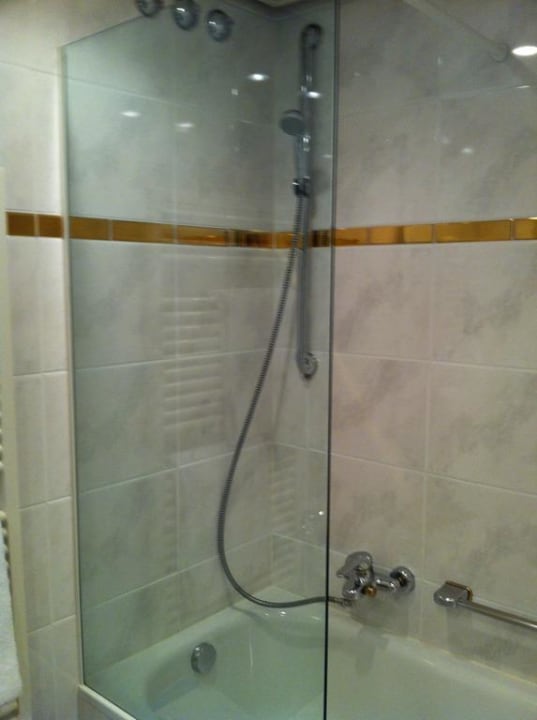 Badewanne mit Duschgelegenheit Hotel Reutemann Seegarten