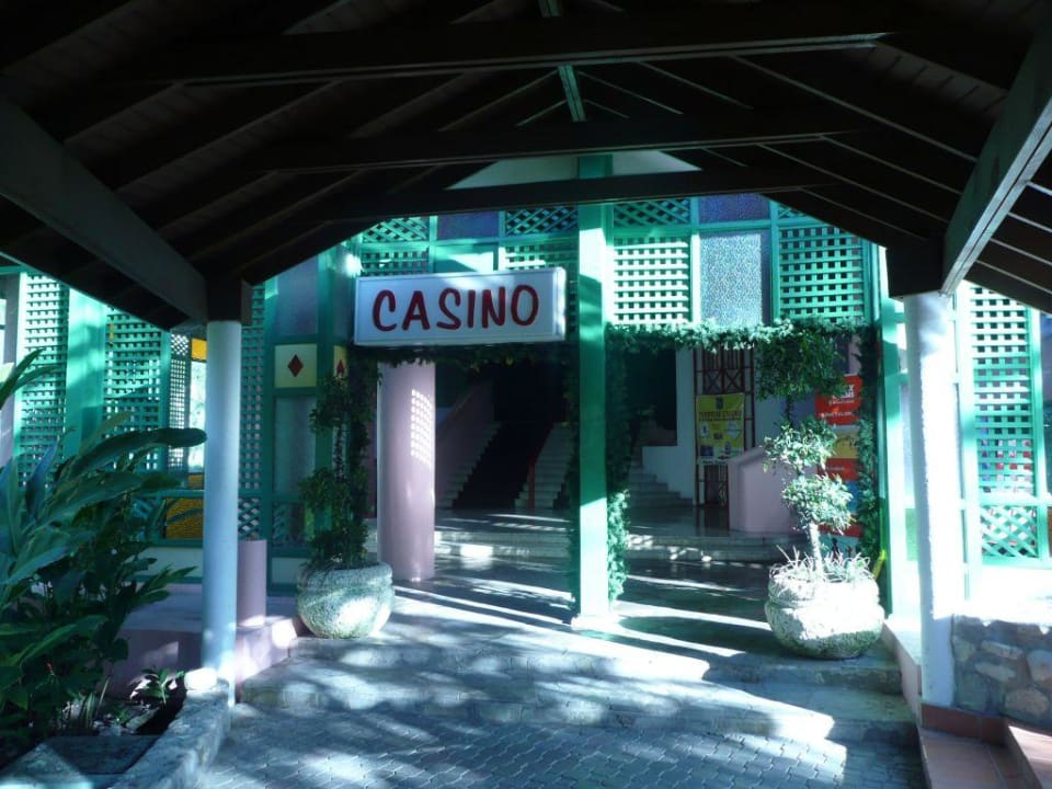 Überdachte Gänge durch die Anlage Grand Paradise Playa Dorada