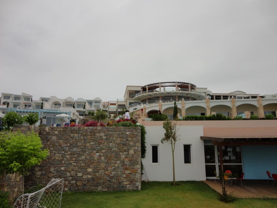 Hotel od strony morza Atrium Prestige Thalasso Spa Resort & Villas