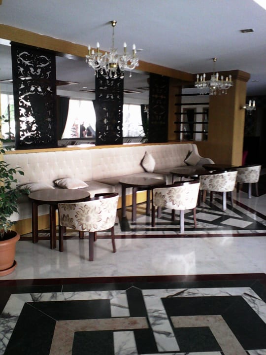 Sitzgelegenheiten in der Lobby Seaden Corolla Hotel