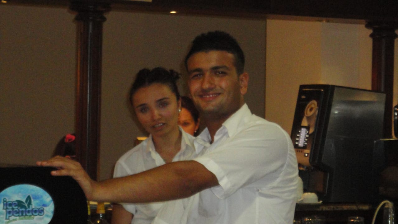 Serra and Ali a the bar Selectum Family Comfort Side