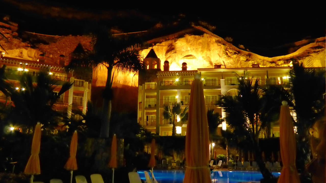 Innenansicht bei Nacht Hotel Cordial Mogán Playa