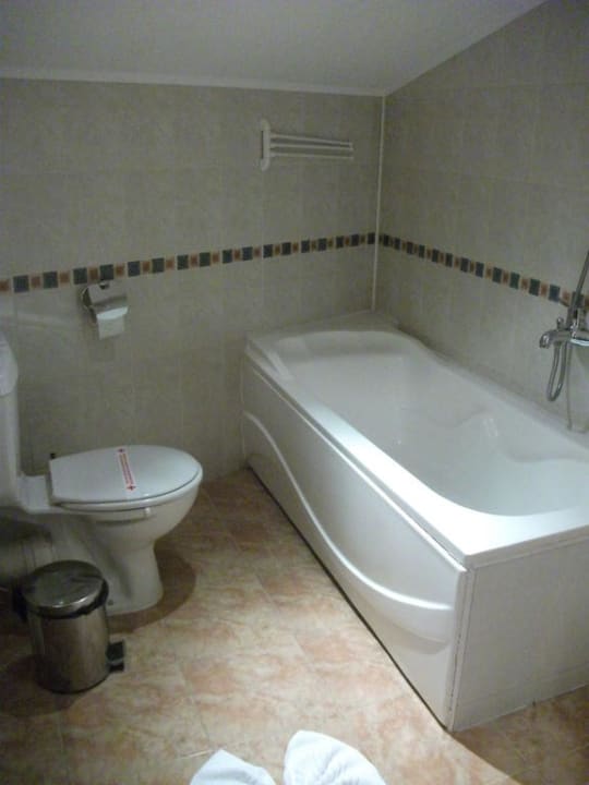 Badewanne und Toilette Spa Hotel Rich