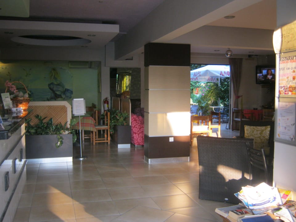 Rezeption mit Restaurantbereich Hotel Anseli