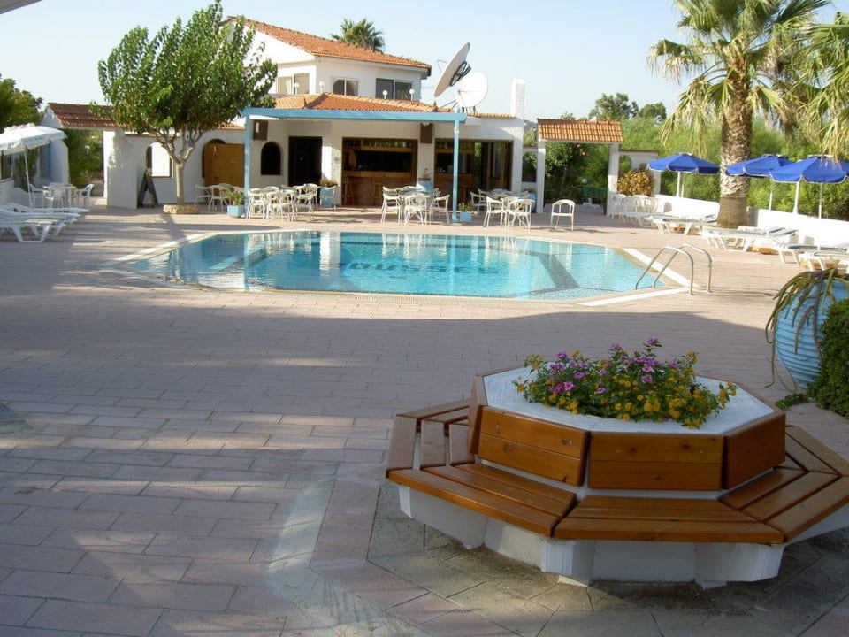 Hauptgebäude mit Pool und Hotel-/Poolbar Hotel Muses