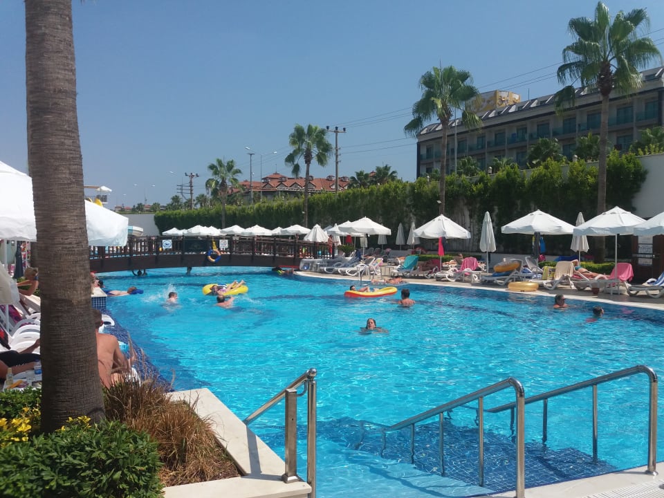 Pool Mary Hotel Side