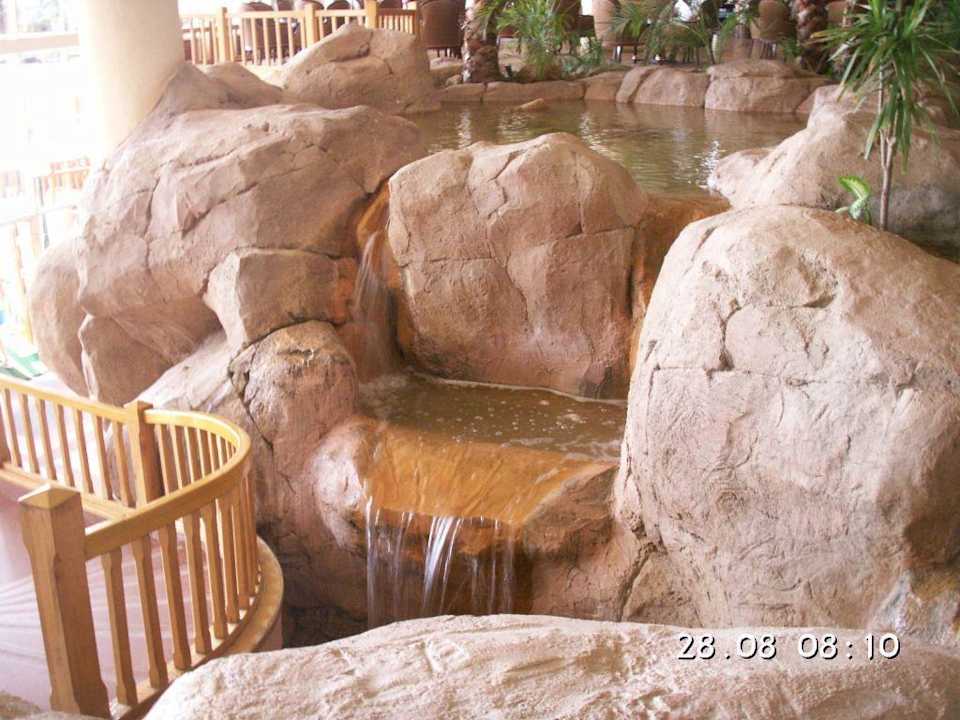Strumyczek pośród skał wewnatrz hotelu V Hotel Sharm El Sheikh