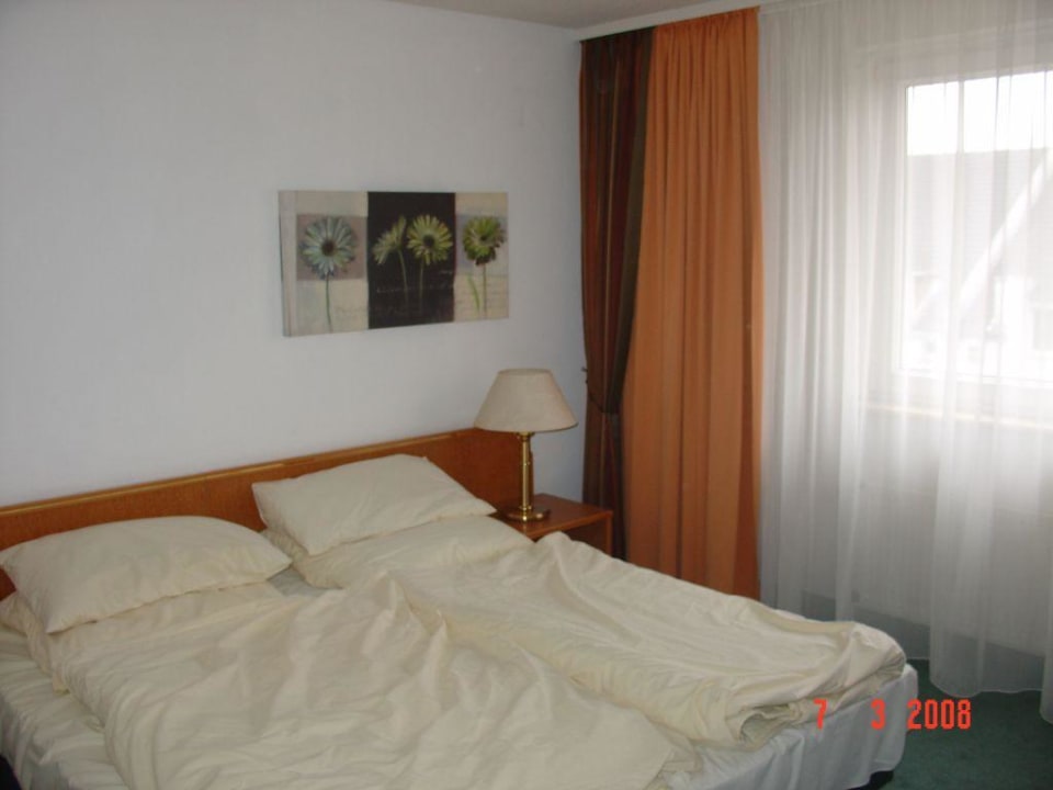 Bett im Doppelzimmer Hotel Residenz Oberhausen