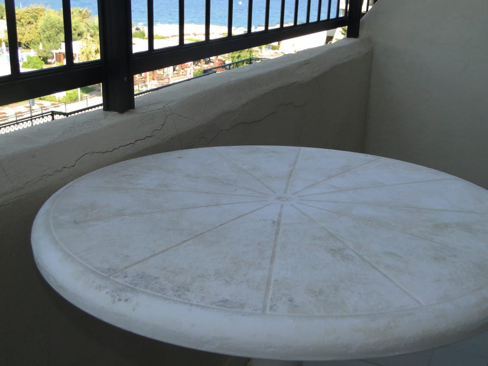 Balkonowy stolik Sol Cosmopolitan Rhodes