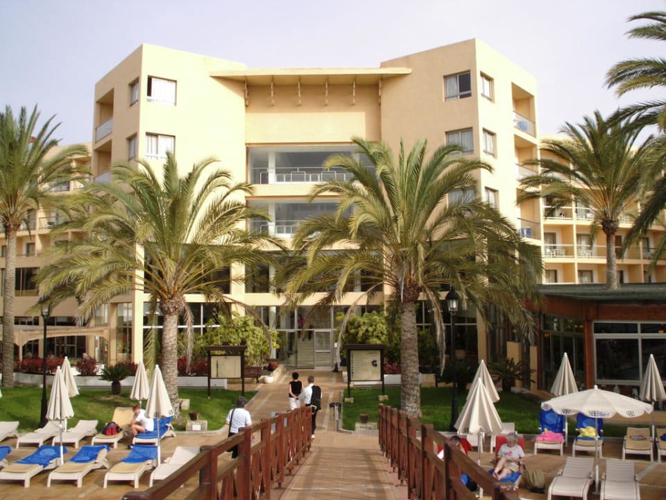 Blick vom Pool zum Hotel SBH Costa Calma Beach Resort