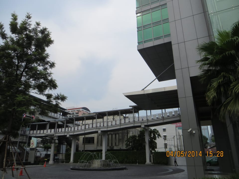 Zugang zum Skytrain  Eastin Grand Hotel Sathorn