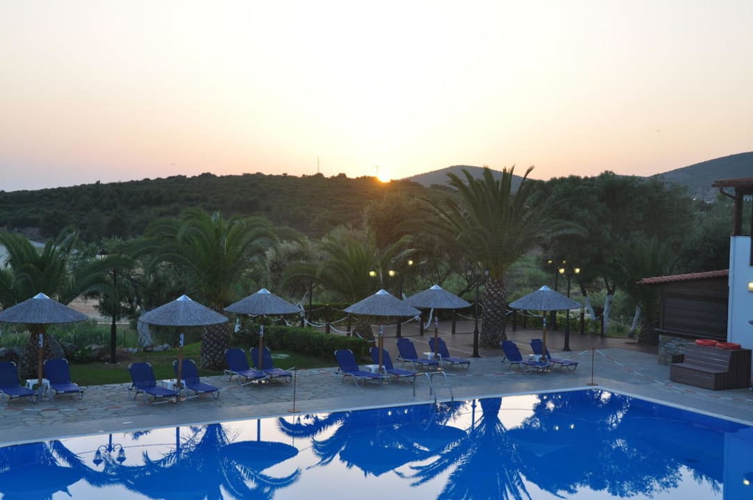 Pool (Teil) am Abend Blue Dolphin Resort Hotel