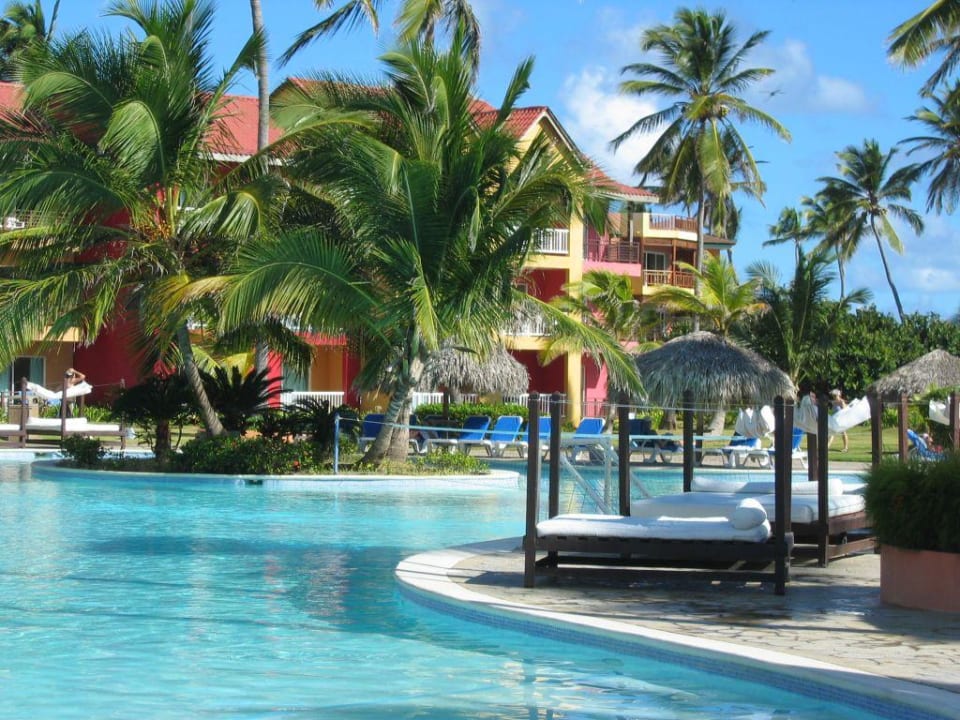 Poolansicht mit Vip-Liege Punta Cana Princess All Suites Resort & Spa