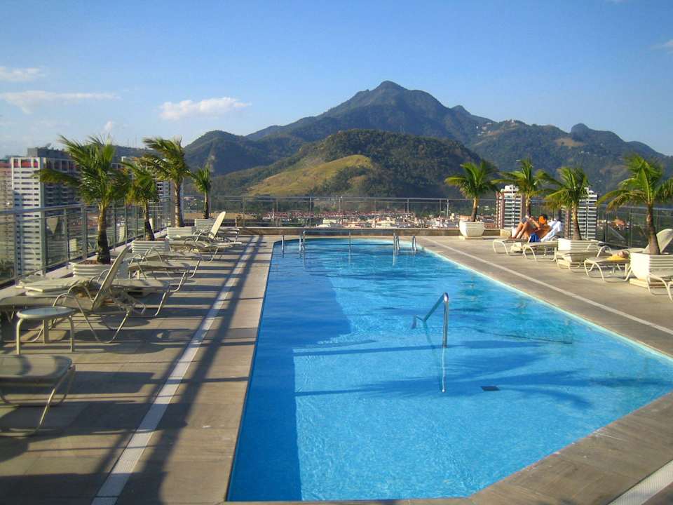 Pool auf dem Hoteldach, Whirlpool im Hintergrund Windsor Barra Hotel
