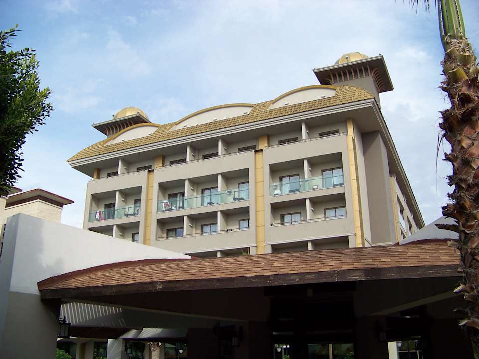 Blick über die Poolbar zum Hotel Aydinbey Kings Palace & Spa