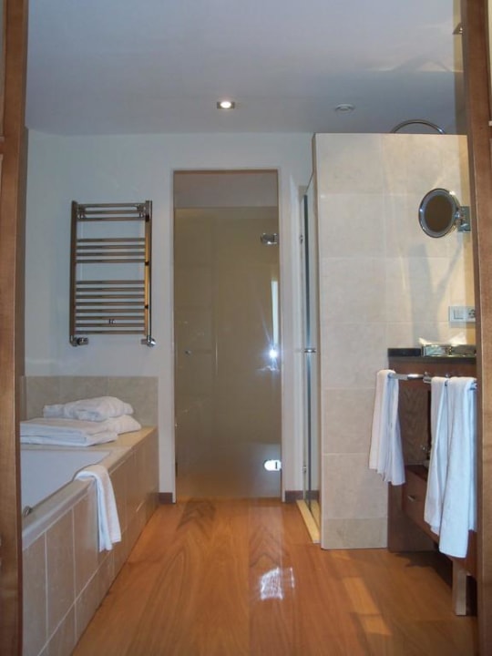 Blick vom Bett ins offene Bad Protur Biomar Sensatori Resort