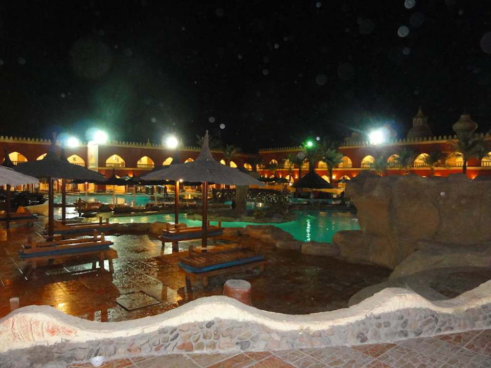Hauptpool bei Nacht Pickalbatros Alf Leila Wa Leila Resort - Neverland Hurghada