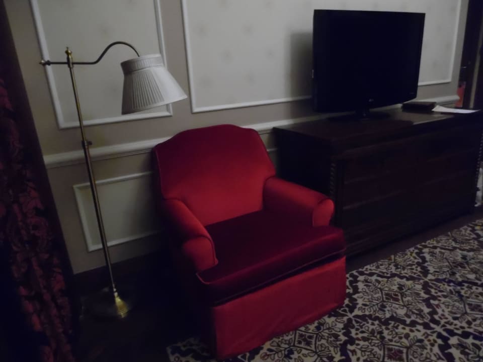 Suite 402 - roter Stuhl im Schlafzimmer The Astor Tianjin, a Luxury Collection Hotel, Tianjin