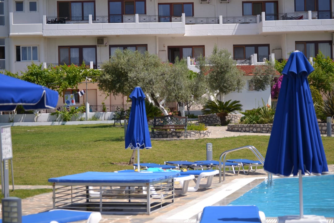 Blick vom Pool zum Hotel Hotel Helena Christina