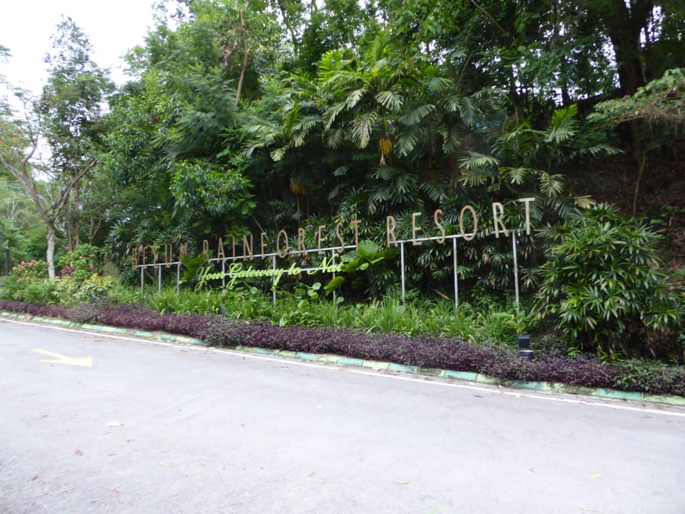 Hinweisschrift vor der Hotelanlage Hotel Belum Rainforest Resort
