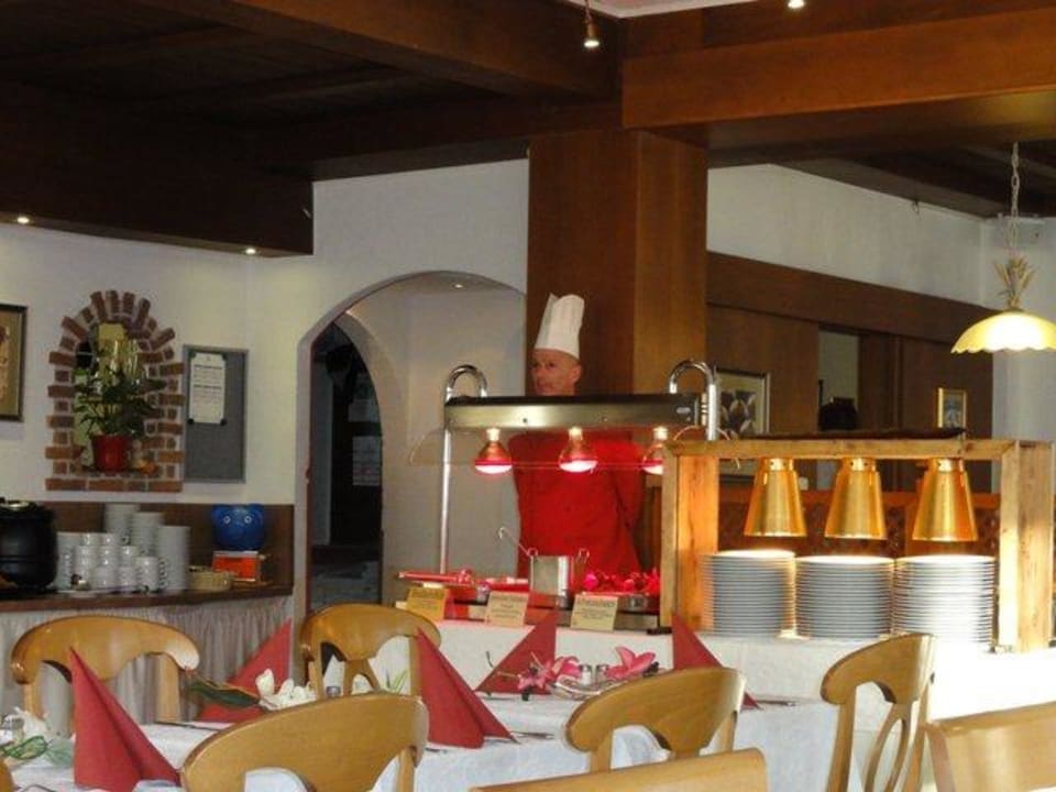 Hans wartet auf die Gäste Garni Hotel - Das Alpin Kaiserzeit