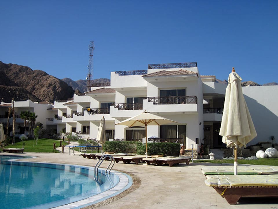 Корпуса отеля и бассейн Hotel Sea Sun Dahab