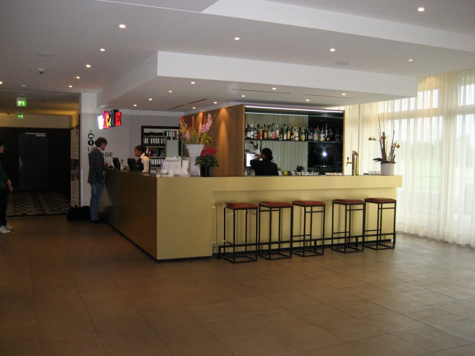 Lobby mit Bar acom Hotel München