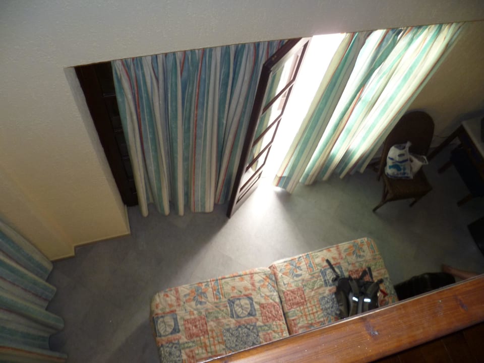 Sicht von oben auf die Wohnung unten mit Bett Kalidon