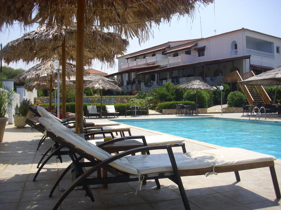 Blick auf Haupthaus mit Frühstücksterrasse Hotel Navarone