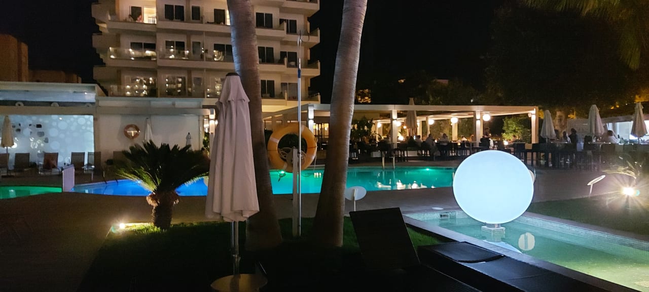 Pool Casa con plieta, en country con lago a 20 minutos de CABA