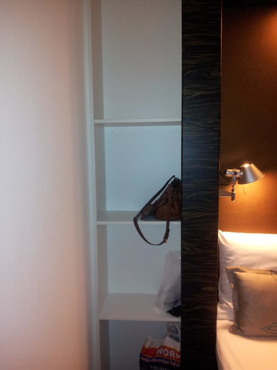 Schrank bzw. Regalgröße Motel One Hamburg am Michel