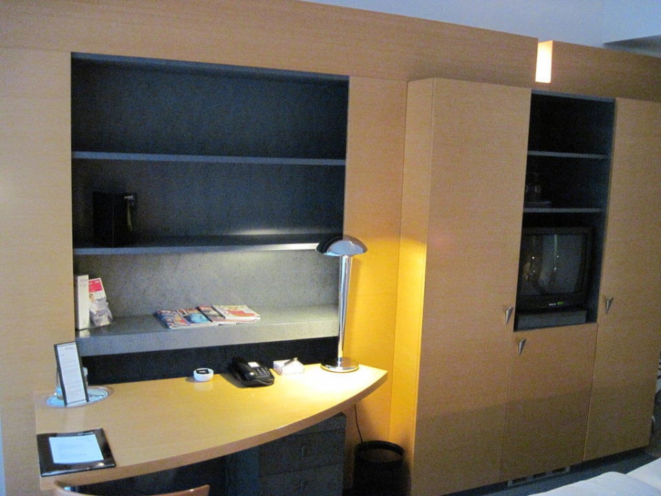 Schreibtisch am Bett Hotel Berlin Ostbahnhof