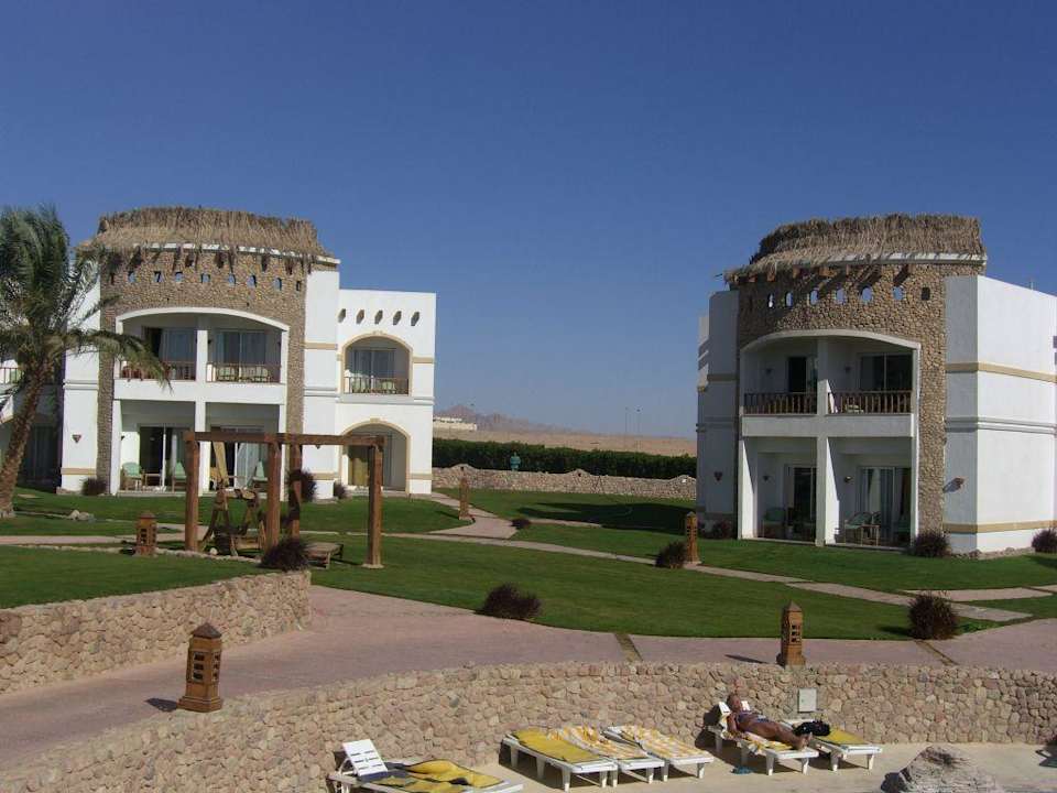 Widok z tarasu nad basenem na budynki Hotel Gardenia Plaza Resort