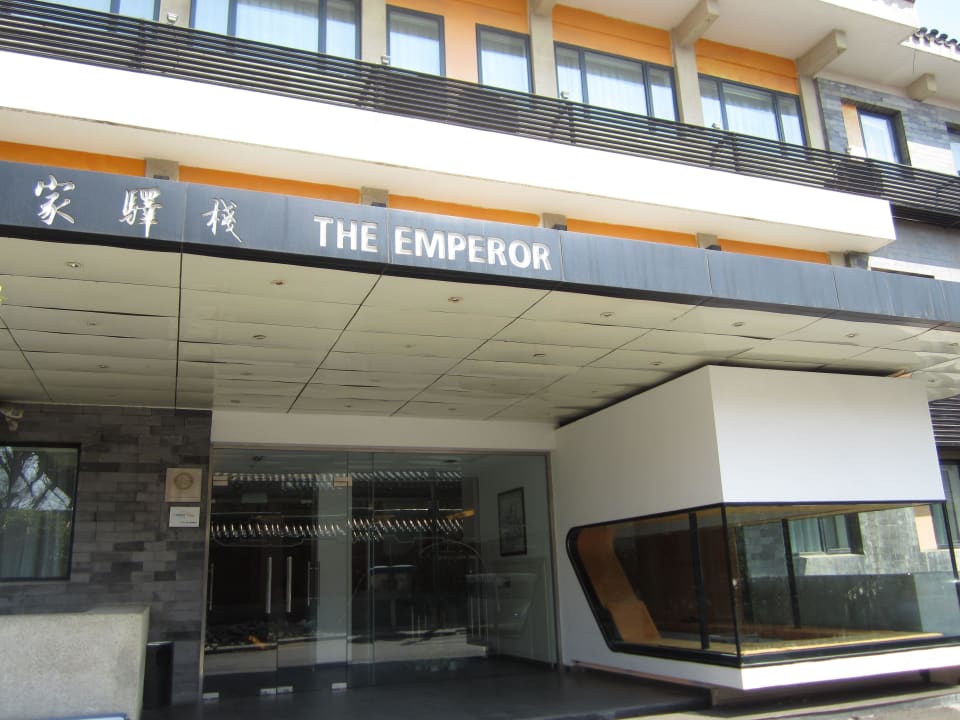 Vor dem Hotel Hotel The Emperor