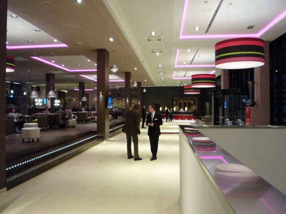 Eingangsbereich und Lobby Leo 90 Leonardo Royal Hotel Munich