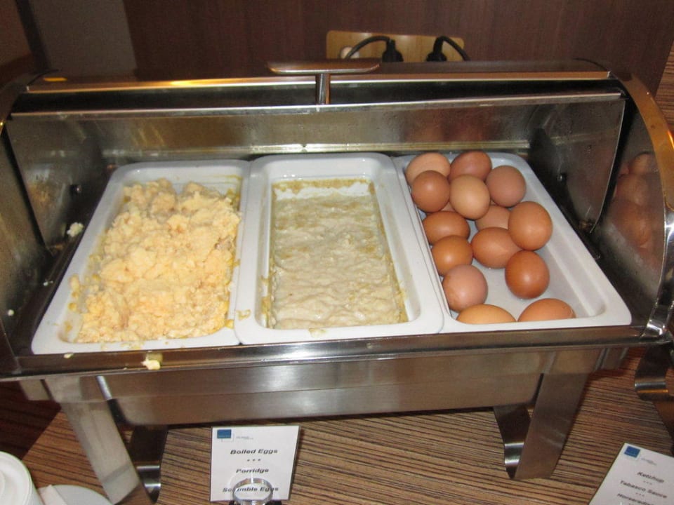 Warme Speisen beim Büffet Hotel Novotel Vilnius