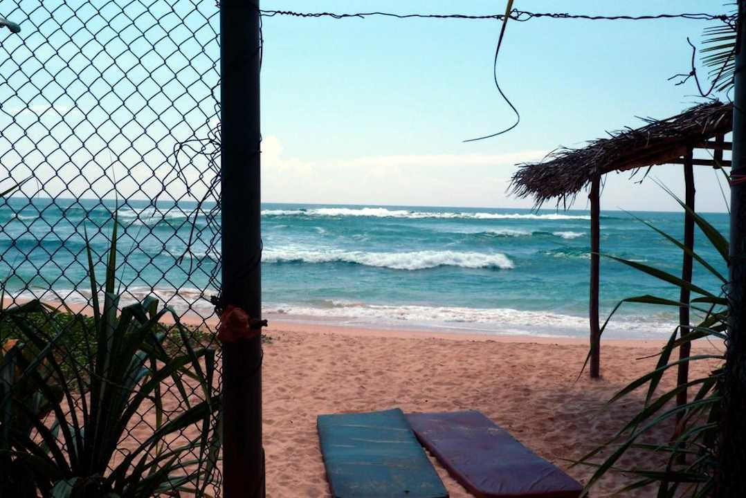 Blick vom Gartentor zum Strand Hotel Haus am Meer Wilde Ananas