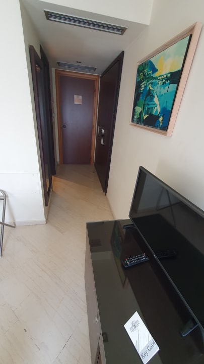 Zimmer Davitel - The Tobacco Hotel