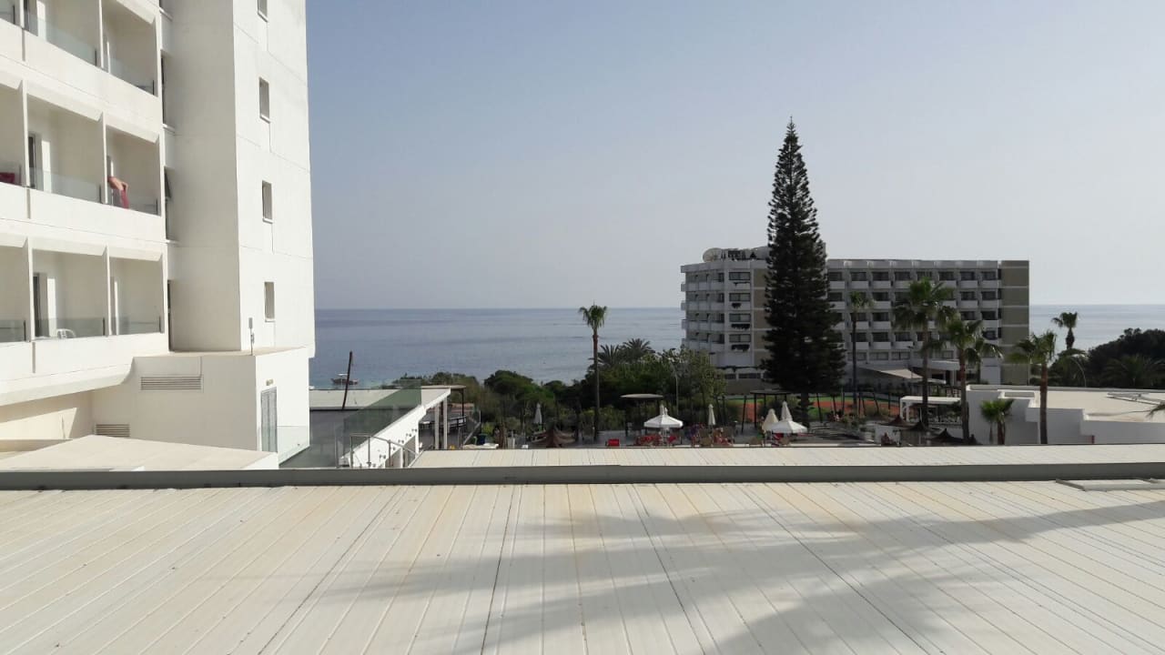 Ausblick Napa Mermaid Hotel & Suites