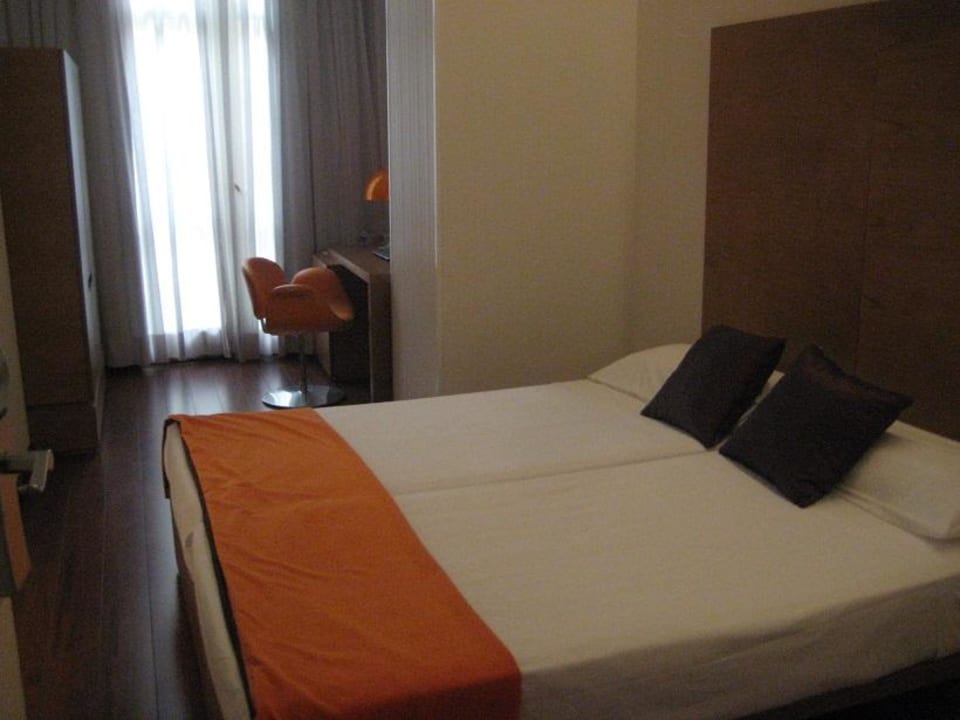 Das Bett, dahinter der Schreibtisch mit Computer Petit Palace Plaza Málaga