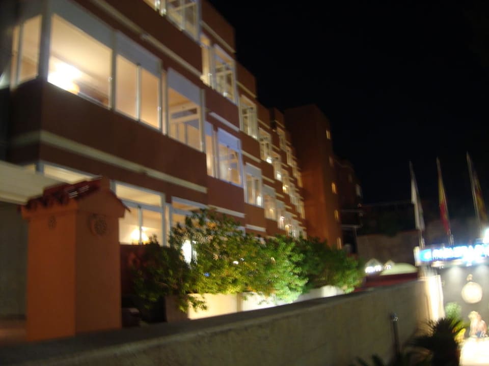 Eingangsbereich bei Nacht Hotel Aparthotel Paguera Beach