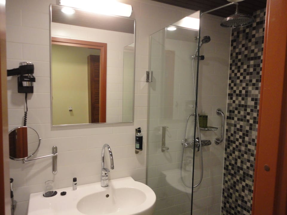 Badezimmer mit Dusche Clarion Collection Hotel Katajanokka