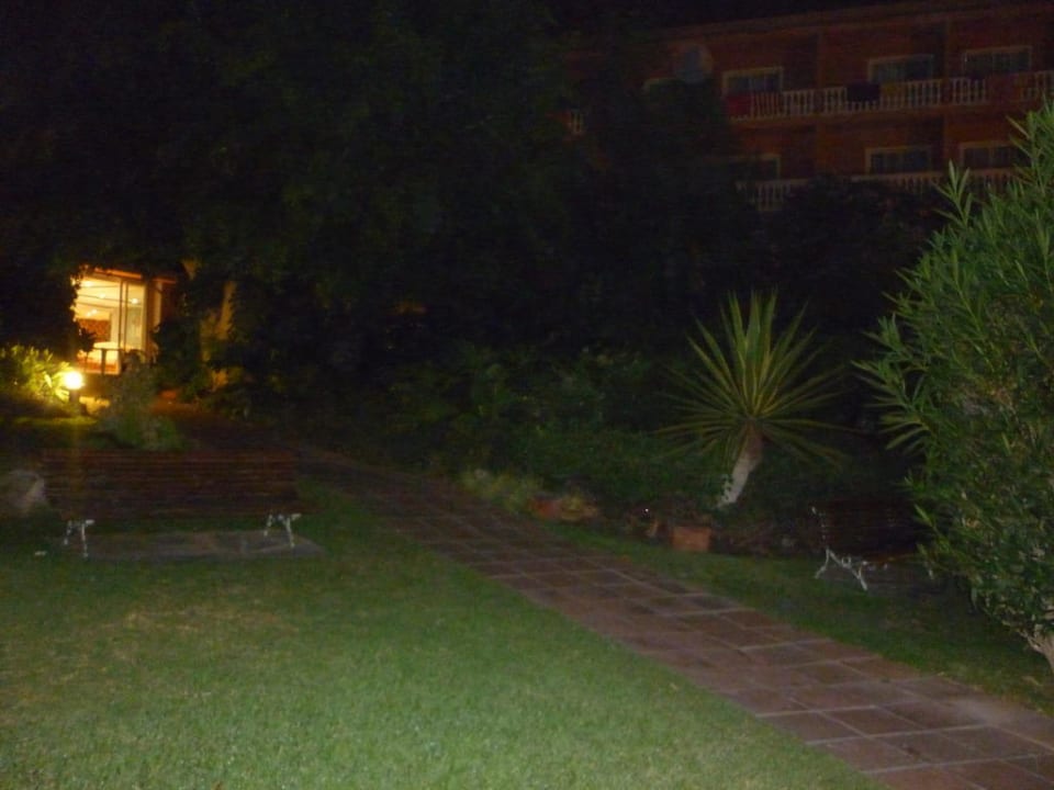 Ein Teil der Gartenanlage des Hotels Hotel Best Siroco