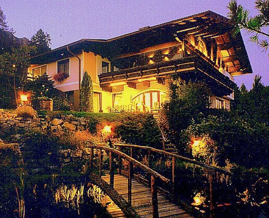 Romantischer Abend am beleuchteten Biotop Landpension Köberl