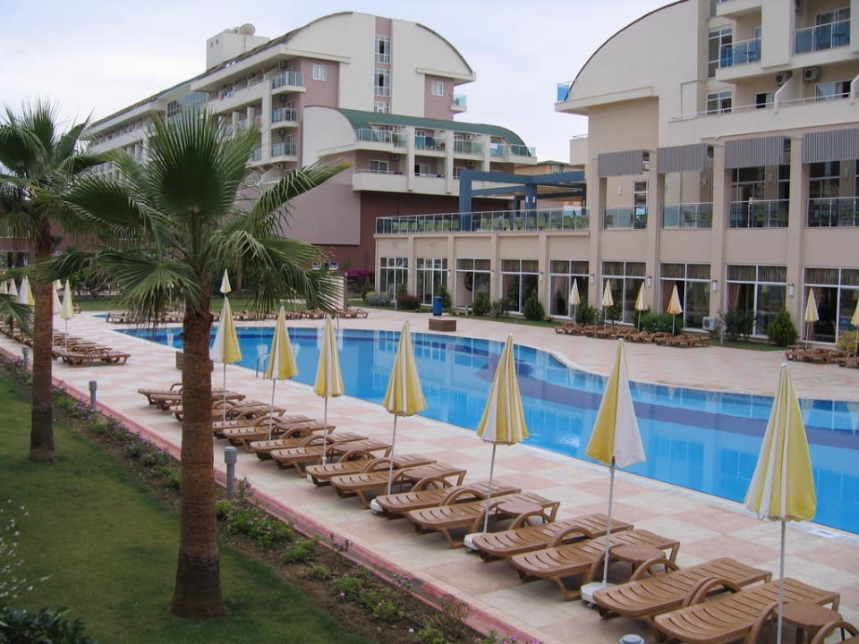 Basen po południu Solivia Hotel