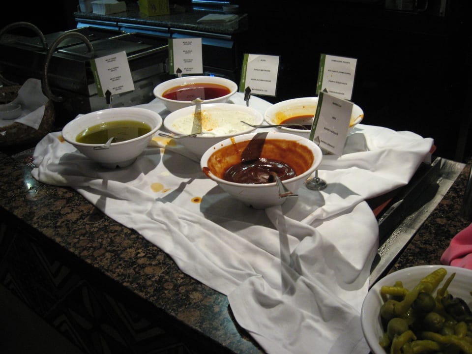 Soßen beim Argentinier Protur Safari Park Aparthotel