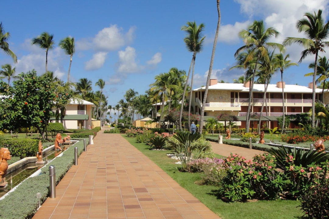 Weg von der Rezeption zum Strand, durch die Anlage Grand Sirenis Punta Cana Resort & Aquagames