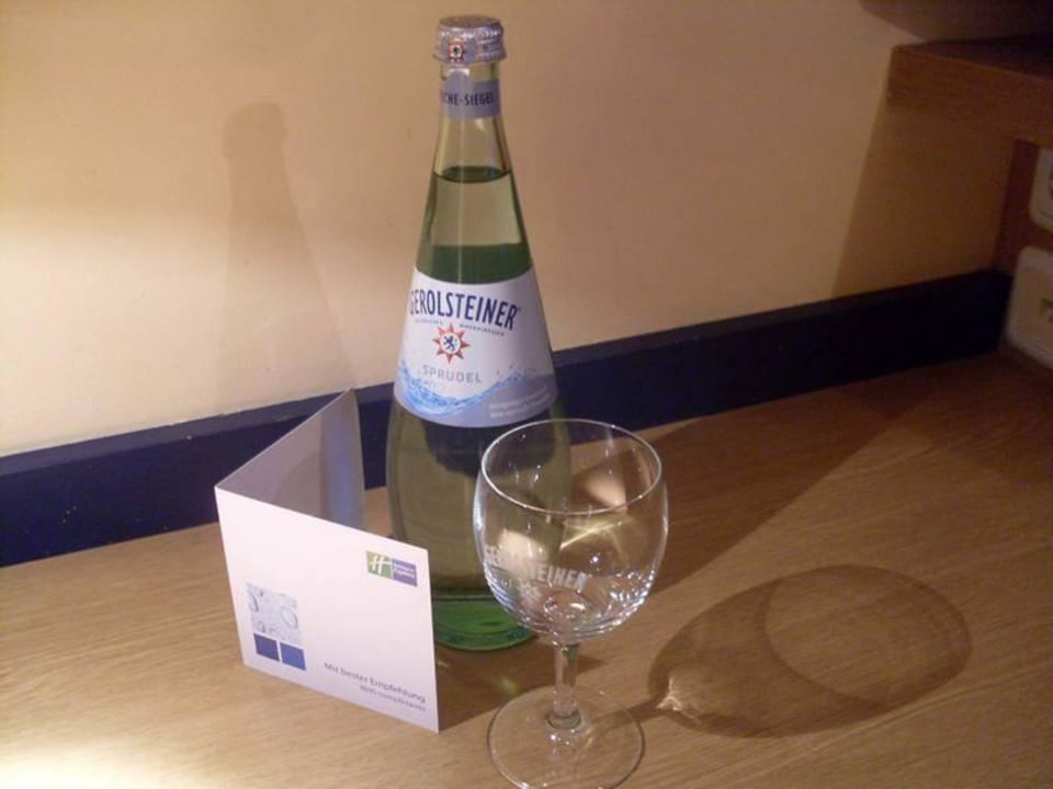 Wasser zur Begrüssung Holiday Inn Express Frankfurt - Airport