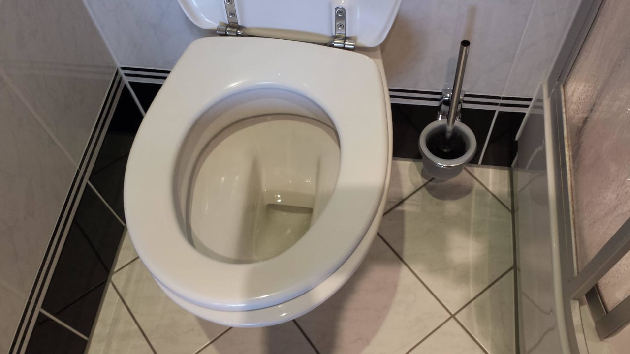 Schief montierte toilettenbrille Alexander Hotel